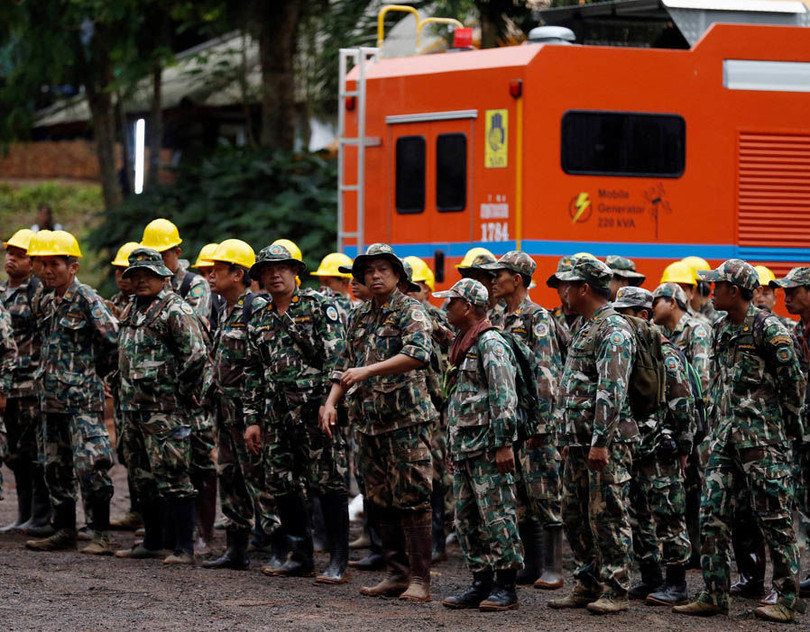 Lính cứu hộ xếp hàng tại địa điểm tập kết