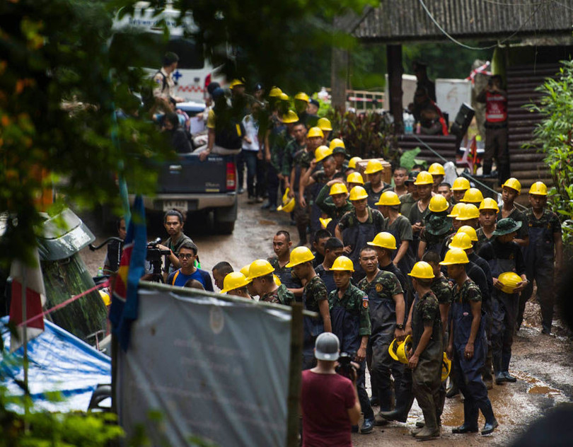 Nhân viên cứu hộ tập kết