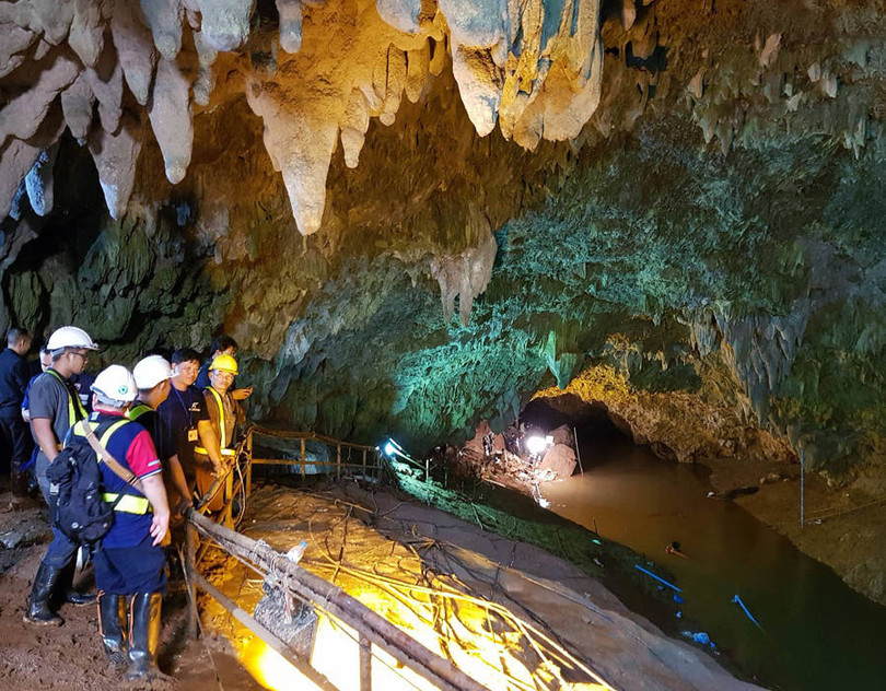 Công nhân tìm cách bơm nước ra khỏi hang