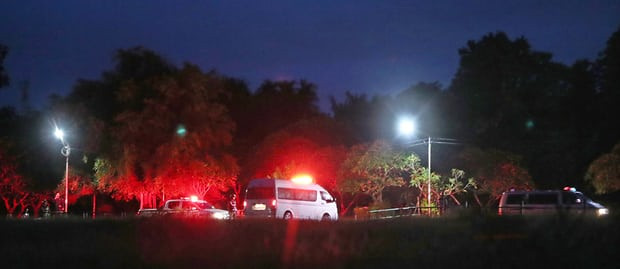 Xe cấp cứu tại sân đỗ trực thăng Xe cấp cứu tại sân đỗ trực thăng