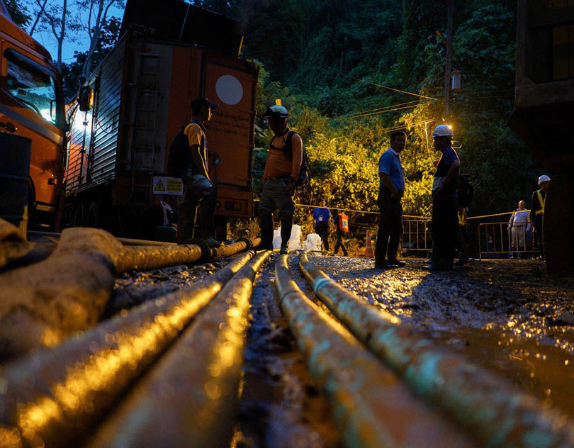 Đội cứu hộ ngoài cửa hàng