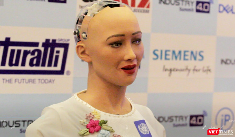 Robot Sophia trả lời phỏng vấn báo chí Việt Nam