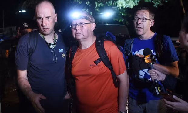 Richard William Stanton (bên trái) là một thợ lặn đầy kinh nghiệm của Anh. Ông đã tham gia nhiều chiến dịch giải cứu người mắc kẹt trong hang (ảnh: Getty Images)