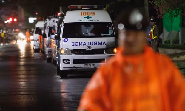 Những chiếc xe cứu thương túc trực bên đường tại tỉnh Chiang Rai Những chiếc xe cứu thương túc trực bên đường tại tỉnh Chiang Rai