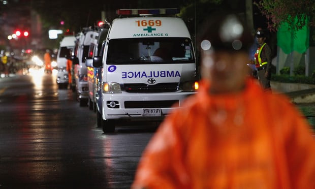 Những chiếc xe cứu thương túc trực bên đường tại tỉnh Chiang Rai Những chiếc xe cứu thương túc trực bên đường tại tỉnh Chiang Rai