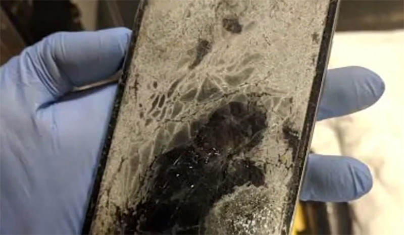 Điện thoại của cô Prehn bị sét đánh cháy đen (ảnh: TH Mỹ)