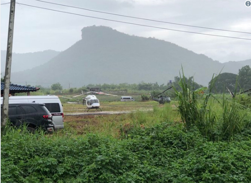 13 chiếc trực thăng túc trực sẵn sàng đưa các cậu bé được giải cứu đến bệnh viện