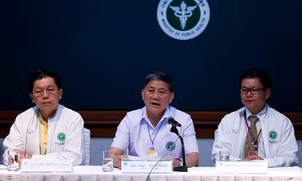 ông Jedsada Chokdamrongsuk thông báo về tình trạng các cầu thủ thiếu niên (ảnh: EPA)