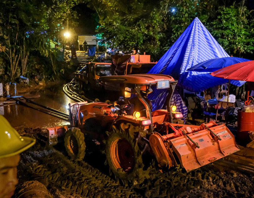 Máy xúc dọn dẹp tại khu vực gần hang