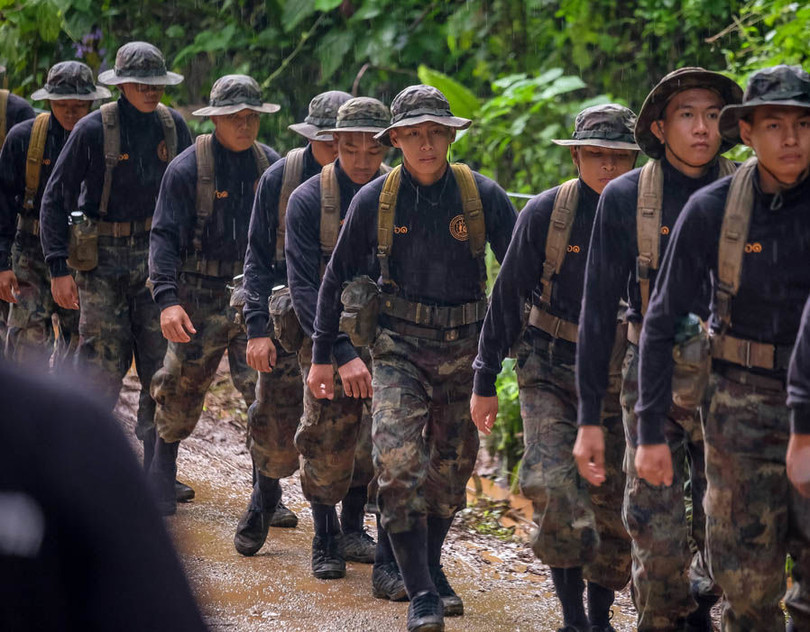 Các đội cứu hộ liên tục được đưa đến hang Tham Luang