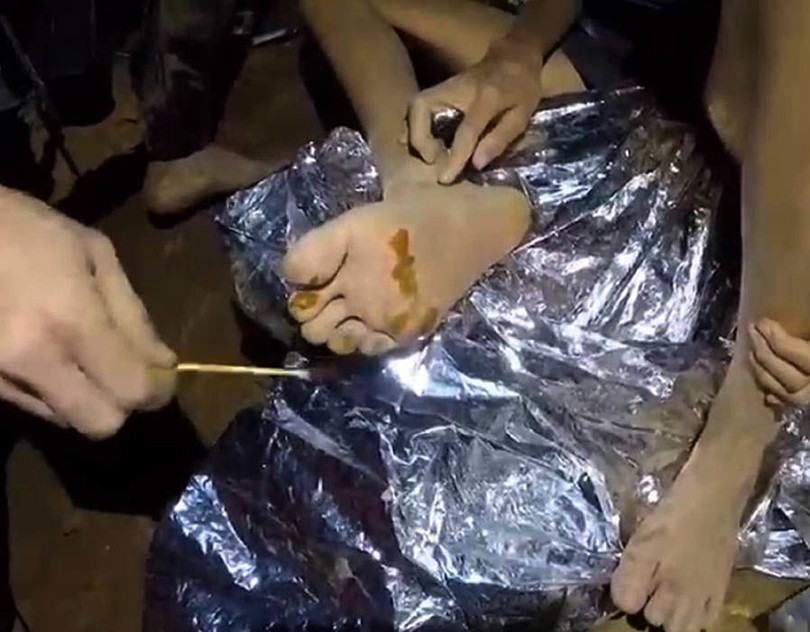 Một bác sỹ người Thái đã vào tận trong hang để chăm sóc sức khỏe cho các cậu bé