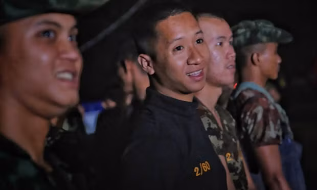 Công nhân cứu hộ, quân đội và người tình nguyện vui mừng vì đã cứu được thành công 4 cậu bé Công nhân cứu hộ, quân đội và người tình nguyện vui mừng vì đã cứu được thành công 4 cậu bé