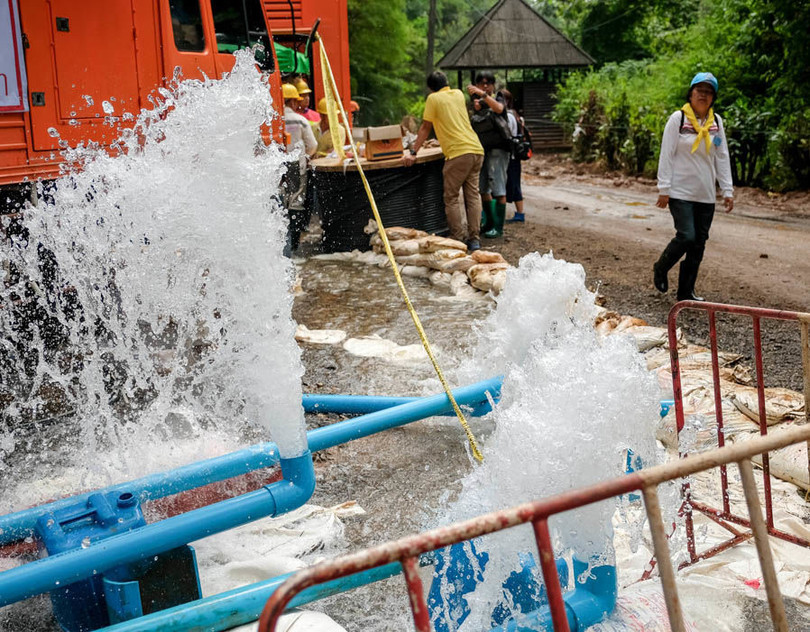 Đường ống thoát nước bên ngoài hang Tham Luang