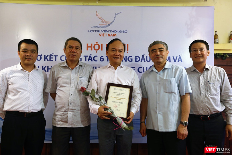 Chủ tịch VDCA Nguyễn Minh Hồng và Tổng thư ký Lê Đức Sảo trao bằng chứng nhận hội viên cho Công ty Cổ phần Dược phẩm Việt Nam