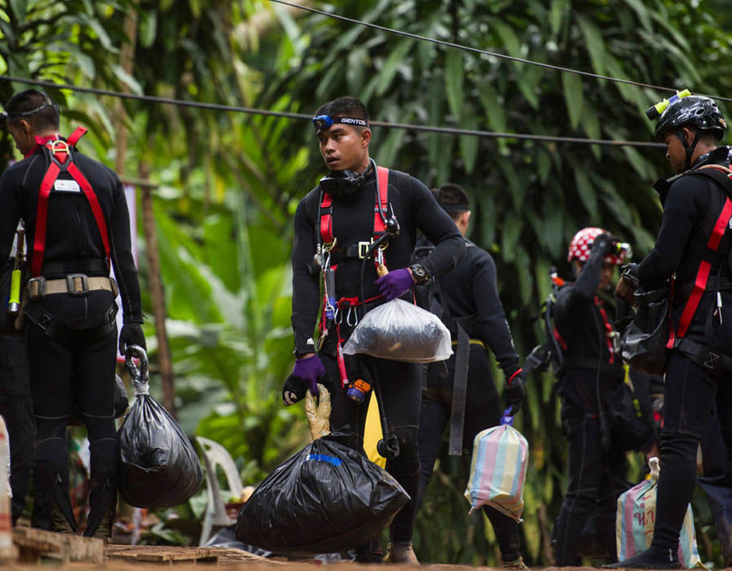 Người thợ lặn thiệt mạng vào tối thứ Năm sau khi bơi vào hang để cài đặt các bình oxy vào dọc tuyến đường ngầm trong hang