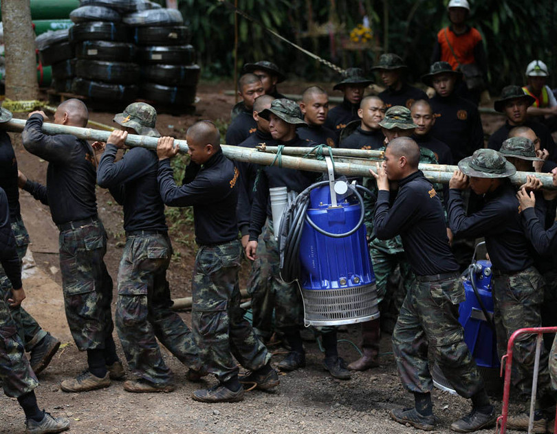 Lính Thái vác máy bơm vào gần hang Tham Luang