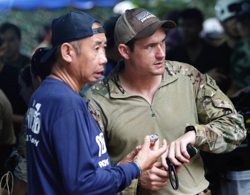 Đội trưởng đội cứu hộ Mỹ và Thái Lan bàn phương án tiếp cận đội bóng nhí