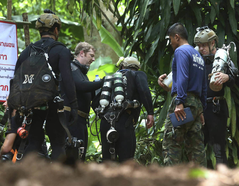 Các thợ lặn chuẩn bị vào hang giải cứu đội bóng thiếu niên