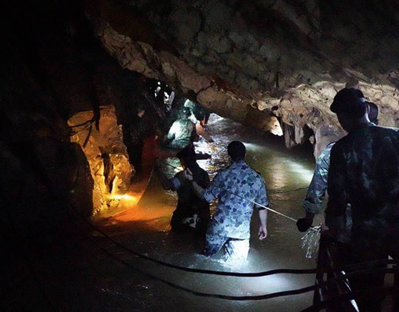 Các thợ lặn tiến vào hang (ảnh: Express.co.uk)