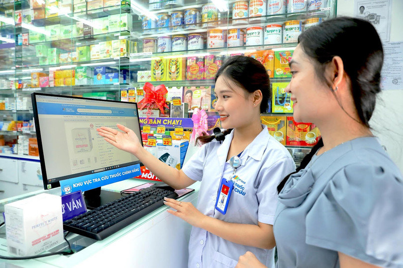 Dược sĩ Long Châu hướng dẫn khách tra cứu thông tin sản phẩm ngay tại nhà thuốc