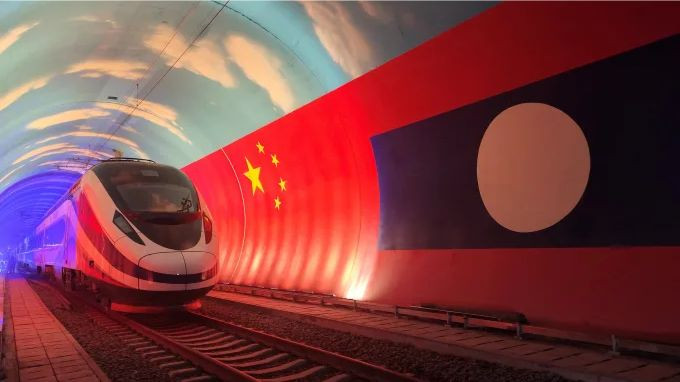 Đường sắt cao tốc Lào - Trung có chiều dài toàn tuyến hơn 1.000km, trong đó phần chạy trên lãnh thổ Lào dài hơn 420km nối thủ đô Viêng Chăn và cửa khẩu Boten nằm trên biên giới Lào - Trung. Ảnh: Tân Hoa Xã
