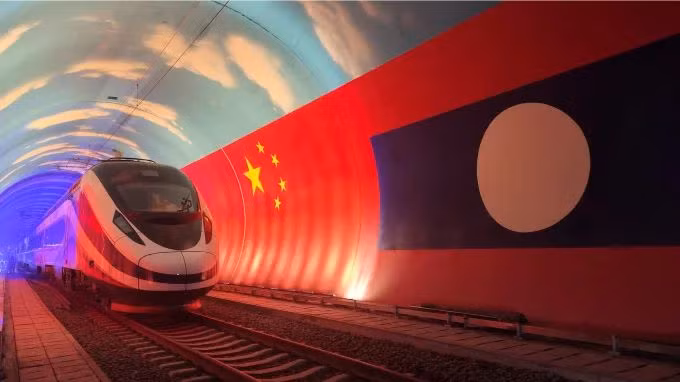 Đường sắt cao tốc Lào - Trung có chiều dài toàn tuyến hơn 1.000km, trong đó phần chạy trên lãnh thổ Lào dài hơn 420km nối thủ đô Viêng Chăn và cửa khẩu Boten nằm trên biên giới Lào - Trung. Ảnh: Tân Hoa Xã
