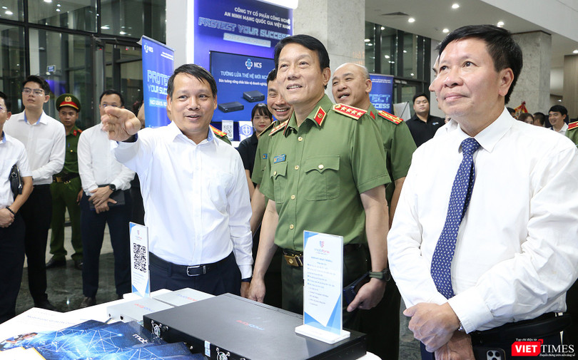 Đại tướng Lương Tam Quang, Bộ trưởng Bộ Công an tham quan các gian triển lãm công nghệ an ninh mạng tại sự kiện Ngày An ninh mạng Việt Nam 6/8.
