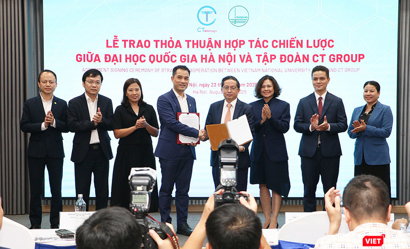 Đại diện ĐHQGHN và CT Group ký kết hợp tác