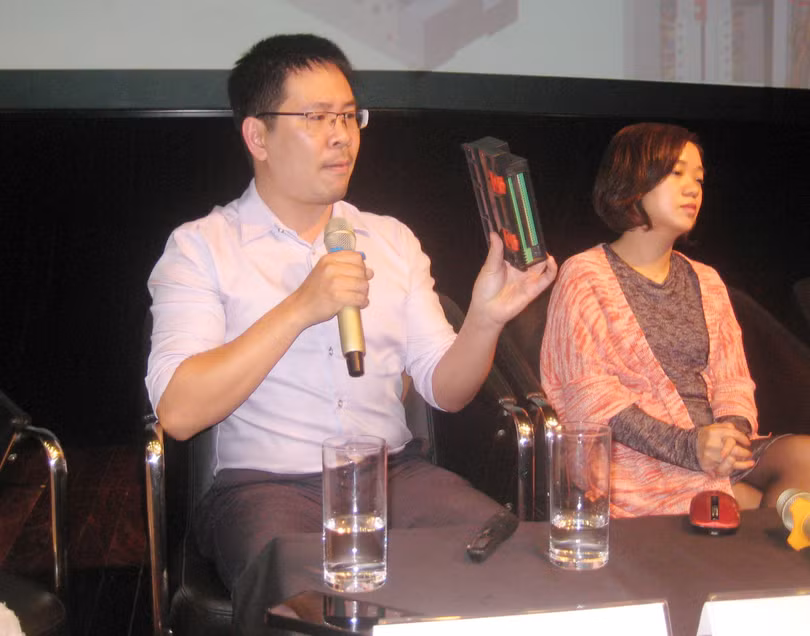 Anh Nguyễn Hoàng Minh giới thiệu thiết bị kiểm soát tiêu thụ điện theo thời gian thực có thể sử dụng với các doanh nghiệp và hộ gia đình