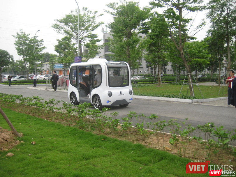 Xe tự hành của Phenikaa-X trong khuôn viên Đại học Phenikaa Xe tự hành của Phenikaa-X trong khuôn viên Đại học Phenikaa