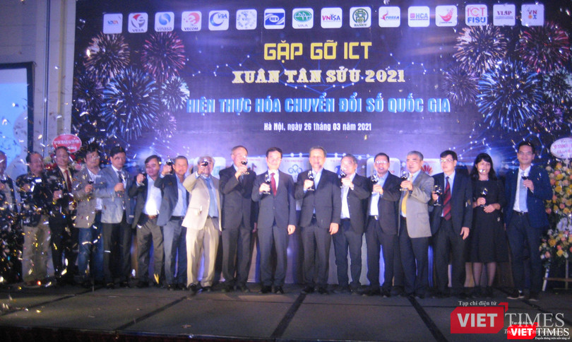 Bộ trưởng Nguyễn Mạnh Hùng cùng lãnh đạo 14 hội, hiệp hội, câu lạc bộ trong các lĩnh vực CNTT-TT cùng chúc rượu đầu xuân Bộ trưởng Nguyễn Mạnh Hùng cùng lãnh đạo 14 hội, hiệp hội, câu lạc bộ trong các lĩnh vực CNTT-TT cùng chúc rượu đầu xuân