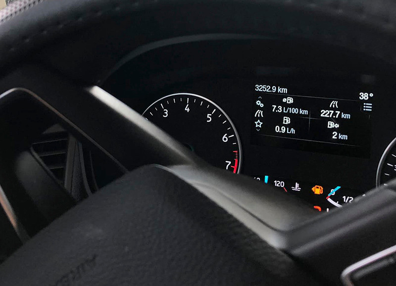 Hình ảnh thông số trên màn hình tap-lô cho thấy chiếc xe chỉ còn đi được thêm 2 km nữa 