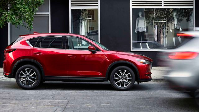 Mẫu xe Mazda trên đường phố