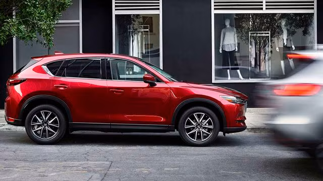 Mẫu xe Mazda trên đường phố