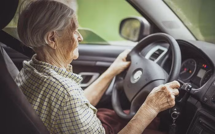 Đối với người cao tuổi, việc lái xe nhiều lúc khá vất vả và khó khăn.