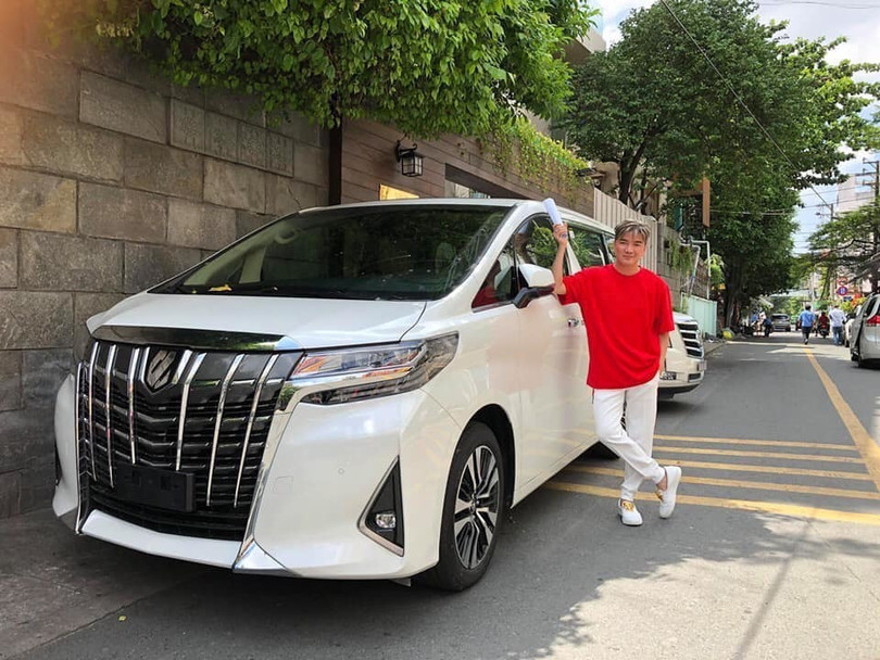 Đàm Vĩnh Hưng chụp ảnh cùng xe MPV hạng sang Toyota Alphard 2019 vừa nhận cách đây 4 ngày. 