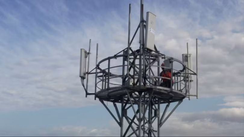 Công nhân Trung Quốc đang lắp đặt thiết bị lên một trạm gốc 5G ở Tân Cương, phía tây bắc Trung Quốc.