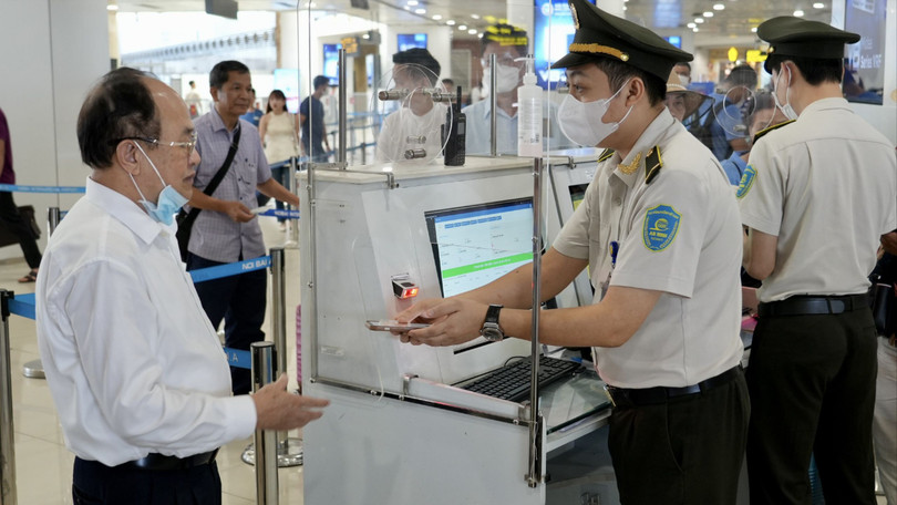 Hành khách sử dụng tài khoản VNeID trên điện thoại để làm thủ tục lên máy bay