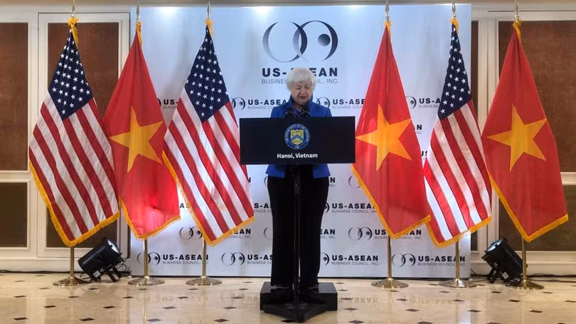 Bộ trưởng Tài chính Hoa Kỳ Janet Yellen phát biểu tại Hà Nội (ảnh: Nikkei Asian Review)