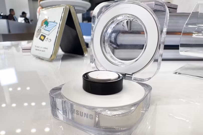 Galaxy Ring dat trong hop sac.jpg