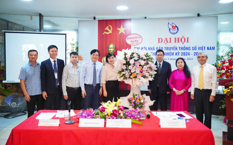 Bà Đỗ Thị Thu Hằng (ở giữa) thay mặt Hội Nhà báo Việt Nam tặng hoa lưu niệm cho Chi hội Nhà báo Truyền thông số