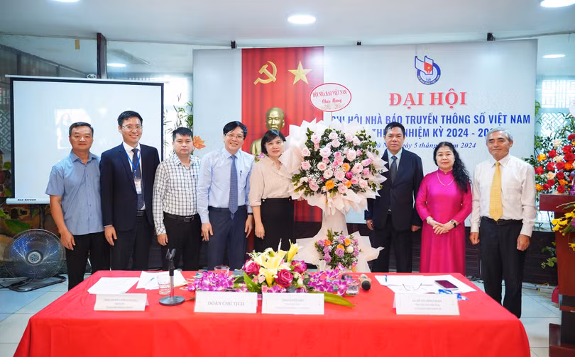 Bà Đỗ Thị Thu Hằng (ở giữa) thay mặt Hội Nhà báo Việt Nam tặng hoa lưu niệm cho Chi hội Nhà báo Truyền thông số