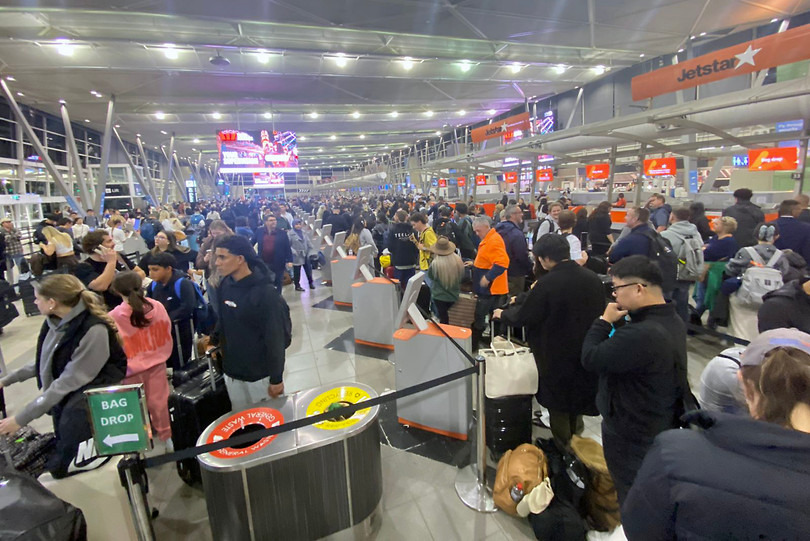 hanh khach tai san bay My.jpg