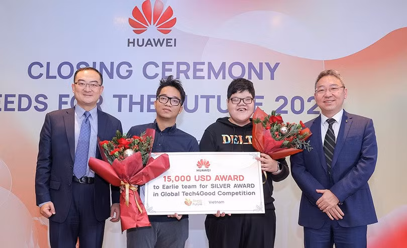 Đại diện Huawei Việt Nam trao thưởng cho nhóm sinh viên Việt Nam đoạt giải Nhì trong cuộc thi Tech4Good 2021 với dự án Earlie