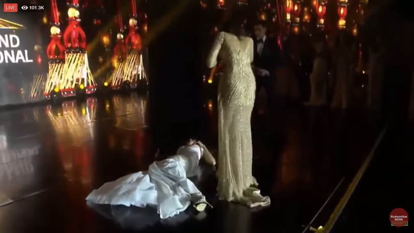 Người đẹp Paraguay ngất xỉu ngay trên sân khấu