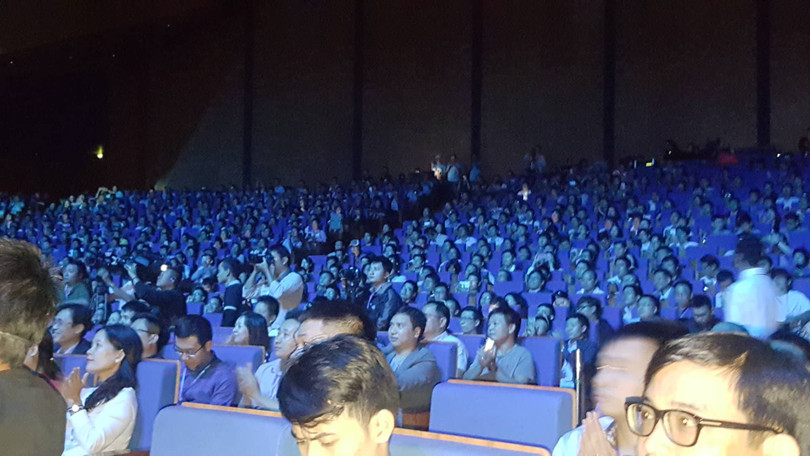 Hội trường lớn Trung tâm Hội nghị Quốc gia sáng nay chật kín người.