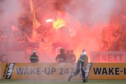 Pháo sáng của CĐV Nam Định ném khắp sân (ảnh: báo Lao Động)