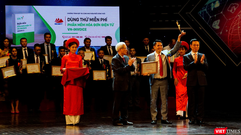 Bộ trưởng Bộ TT&TT Nguyễn Mạnh Hùng và GS.TSKH Đỗ Trung Tá trao giải cho đơn vị tiêu biểu