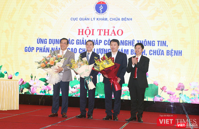 Thứ trưởng Nguyễn Huy Dũng (thứ 2 từ bên phải) nhận hoa chúc mừng từ lãnh đạo Bộ Y tế (ảnh: Đăng Khoa)
