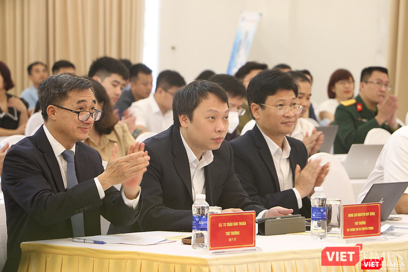 Thứ trưởng Nguyễn Huy Dũng (ngồi giữa) dự Hội thảo (ảnh: Đăng Khoa)